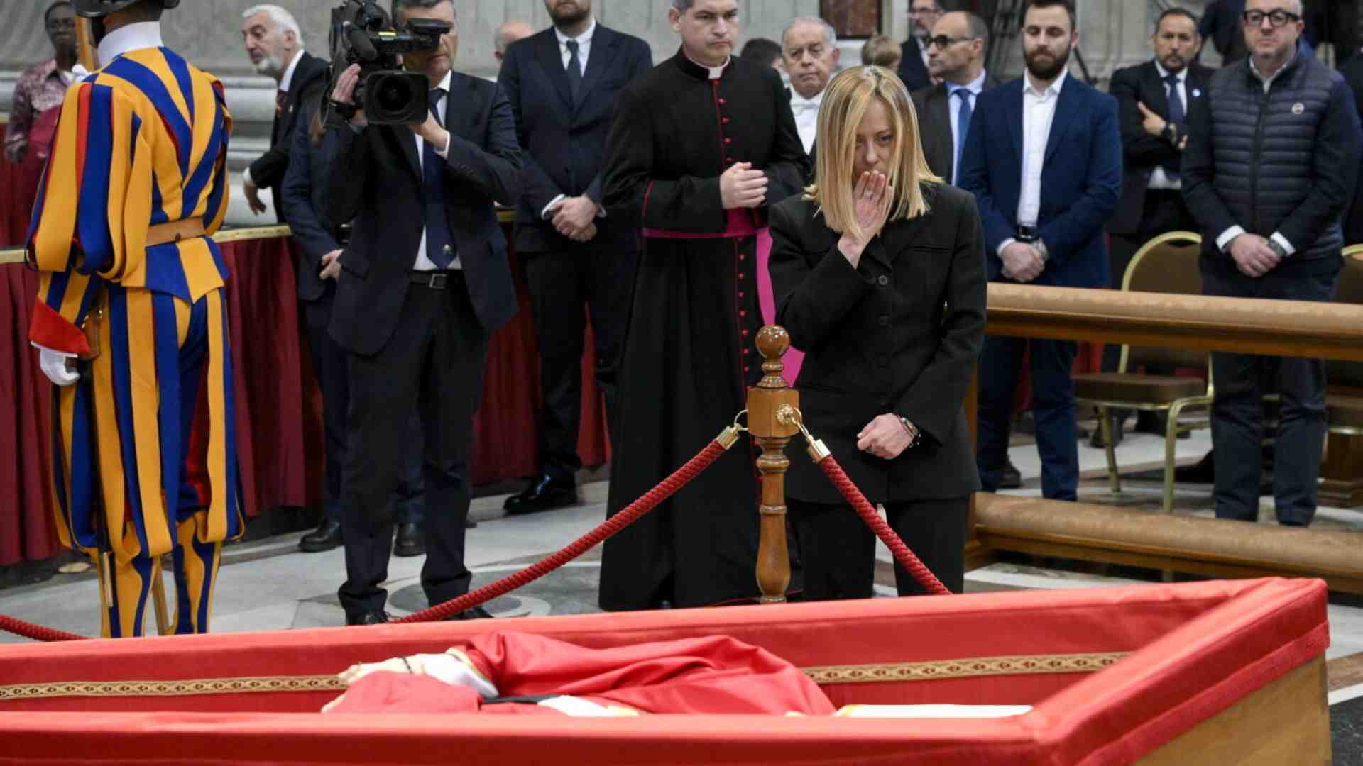 La salma di Papa Francesco a San Pietro per l’omaggio dei fedeli