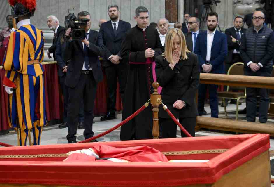 La salma di Papa Francesco a San Pietro per l’omaggio dei fedeli