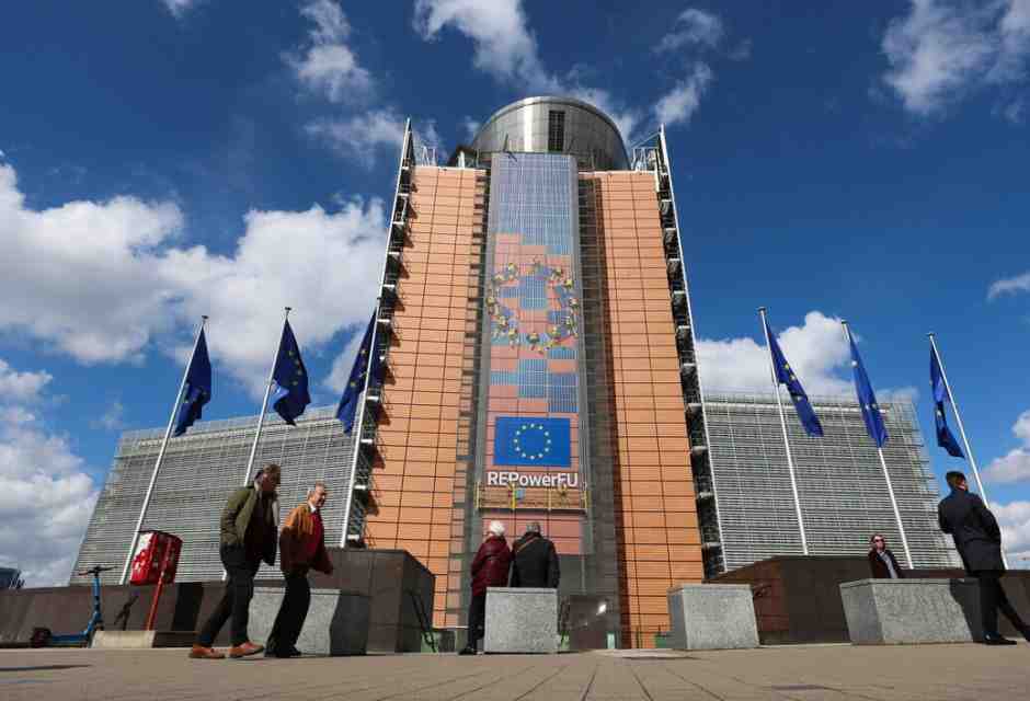 Le multe europee a Meta e Apple sono meno gravi del previsto, ma complicano i negoziati con Trump