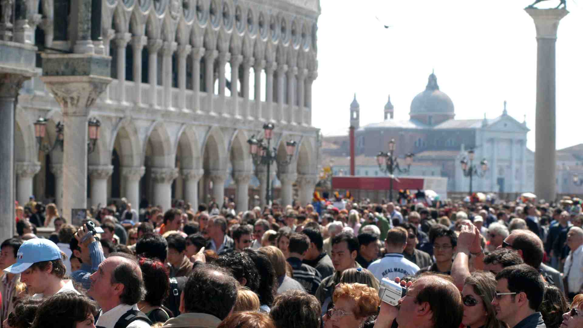 Una modesta proposta per combattere il turismo molesto