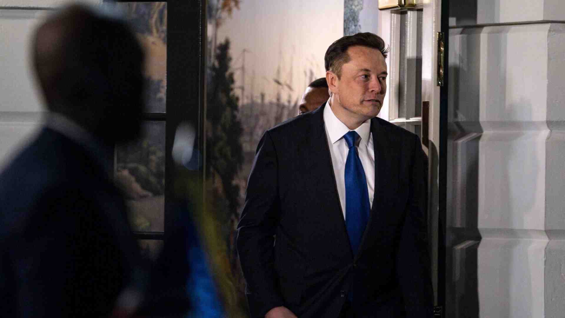 Crollano gli utili di Tesla e Musk pensa a una ritirata dal Doge