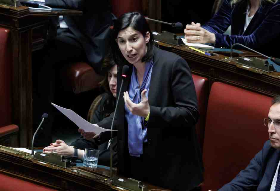 La collera di Schlein. Ricorda Francesco ma attacca la destra ipocrita, "con la coscienza sporca". Il Pd ora tifa Zuppi Papa