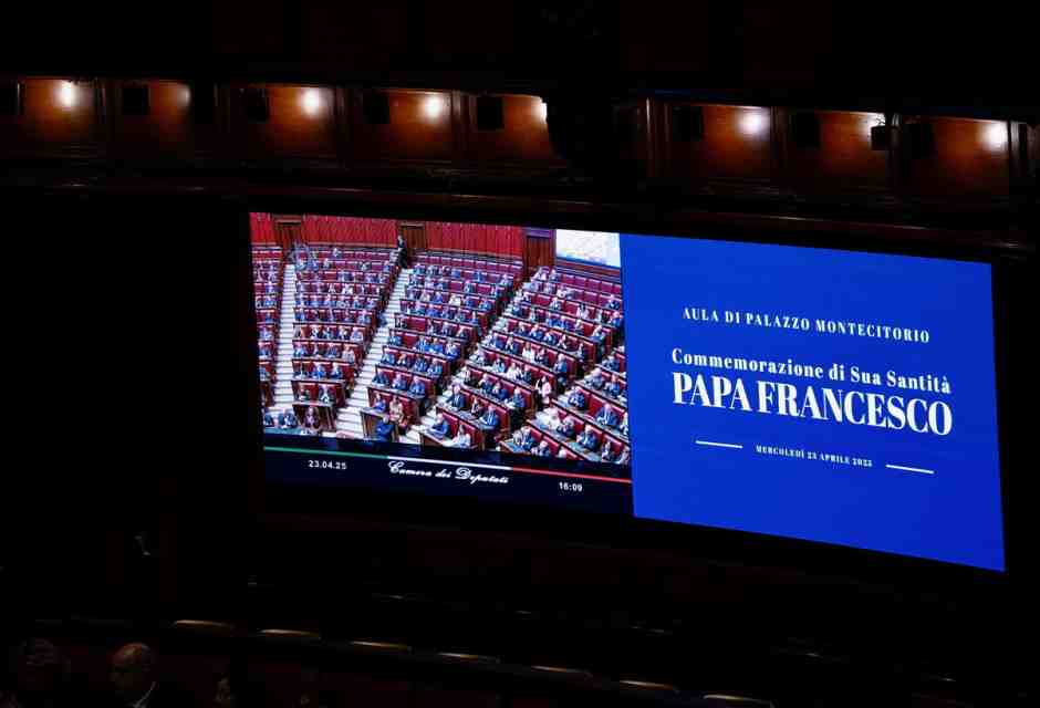 Curva Bergoglio alla Camera