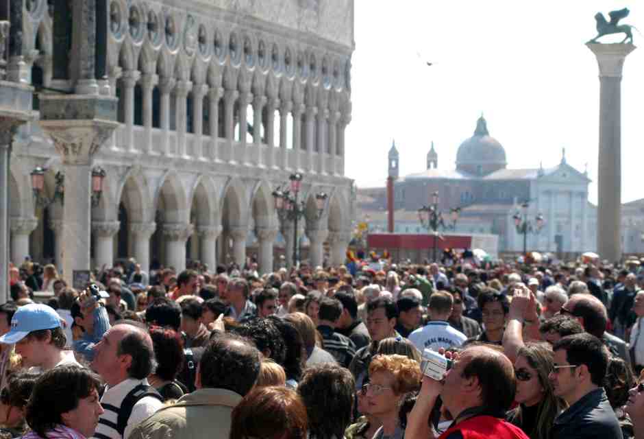 Una modesta proposta per combattere il turismo molesto