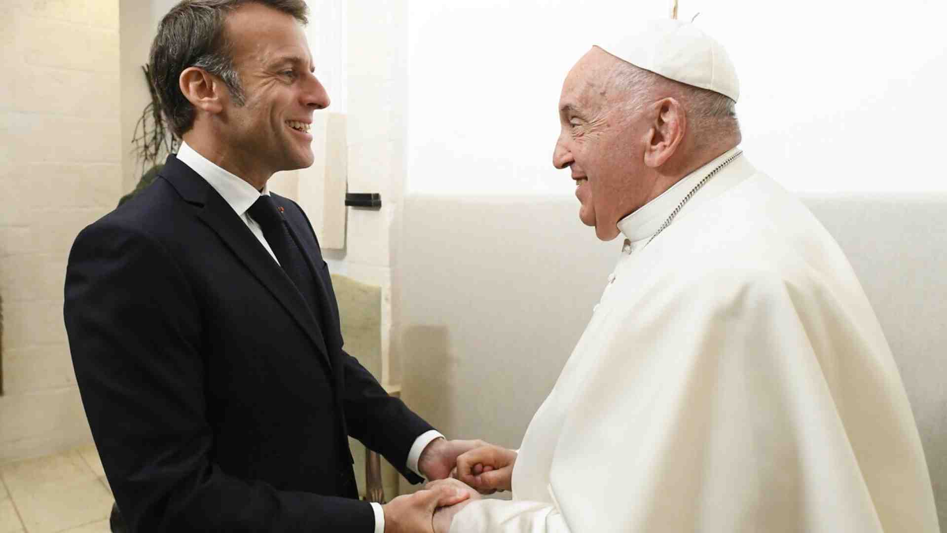 La relazione tra Papa Francesco e Parigi è stata una serie di appuntamenti mancati