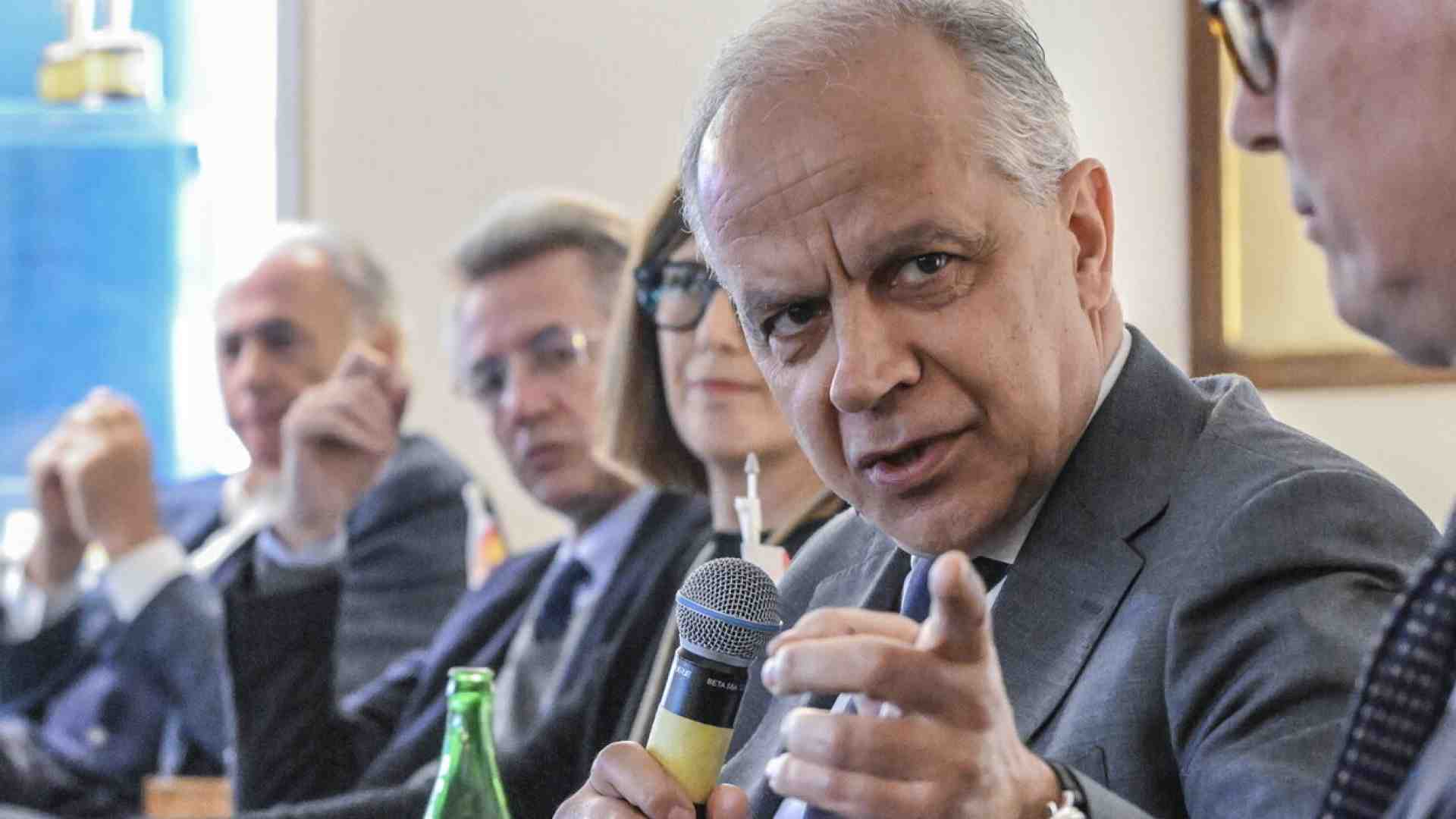 Piantedosi: "Il 25 aprile non è della sinistra. Il Papa sull'accoglienza dei migranti la pensava come il governo"