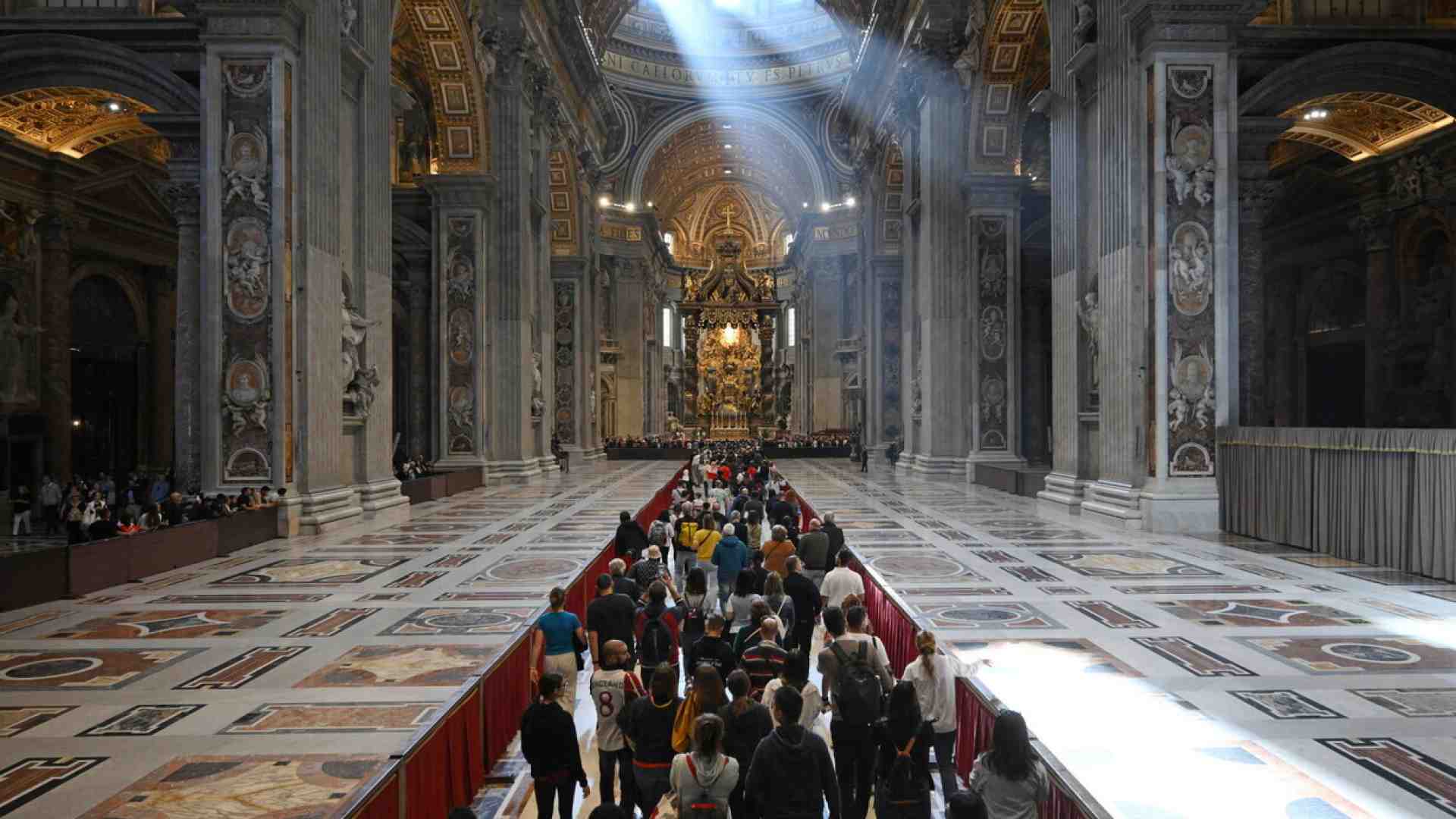 Circa 250 mila persone da Papa Francesco per l'ultimo saluto