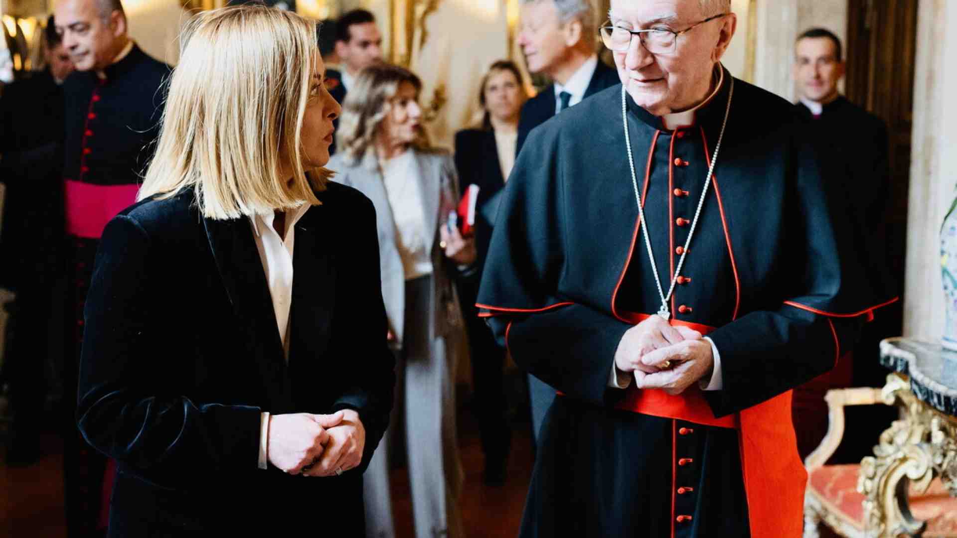 FdI sogna Papa Parolin, l’anti Zuppi: “Sarebbe una grande scelta”