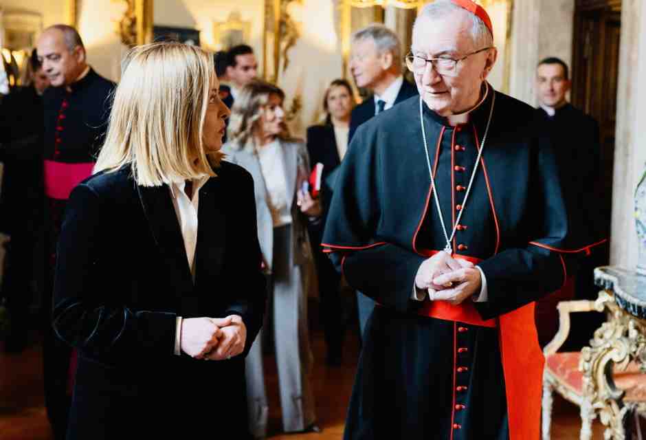 FdI sogna Papa Parolin, l’anti Zuppi: “Sarebbe una grande scelta”
