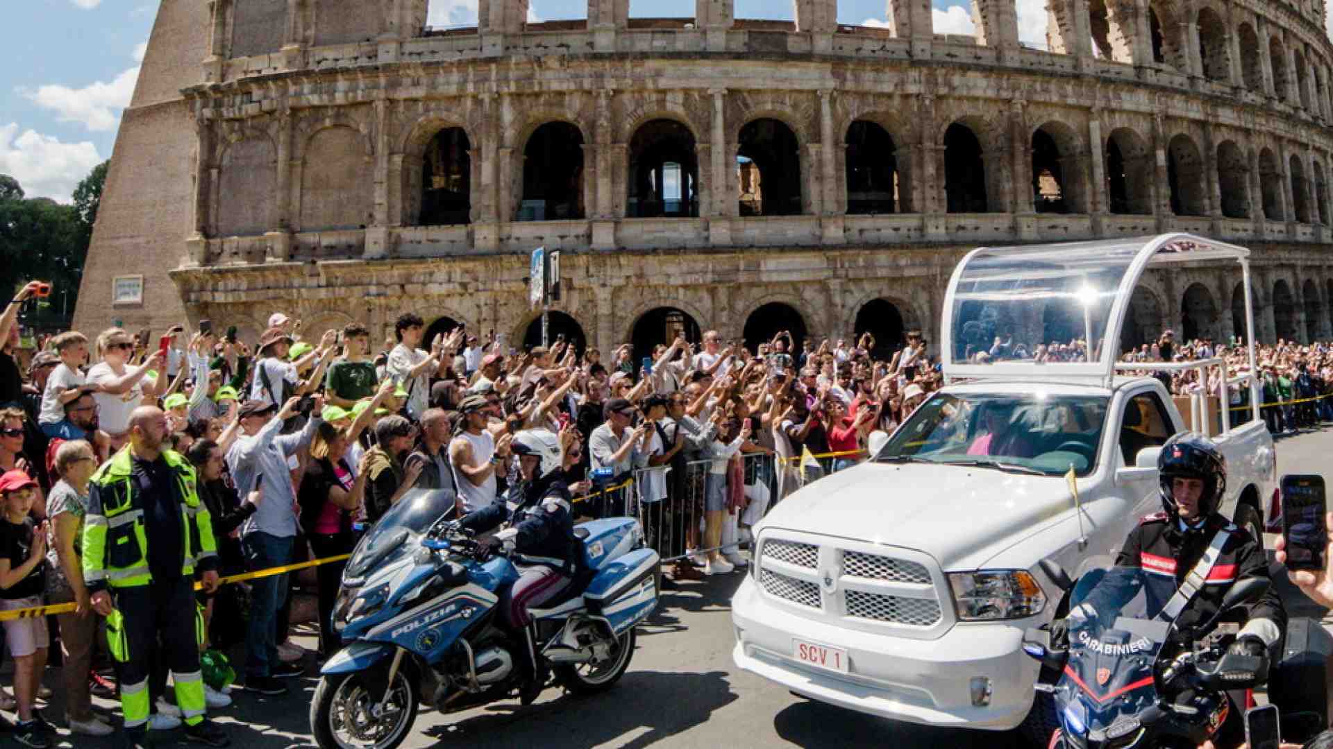 In 250 mila ai funerali del Papa. Il feretro tumulato a Santa Maria Maggiore