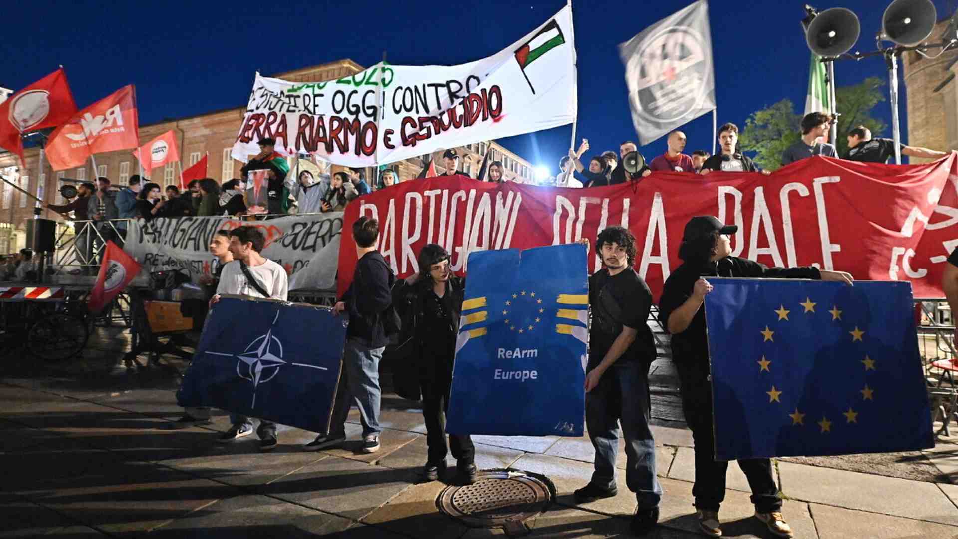 A Torino i riformisti cacciati dal 25 aprile: “Avevamo le bandiere ucraine”