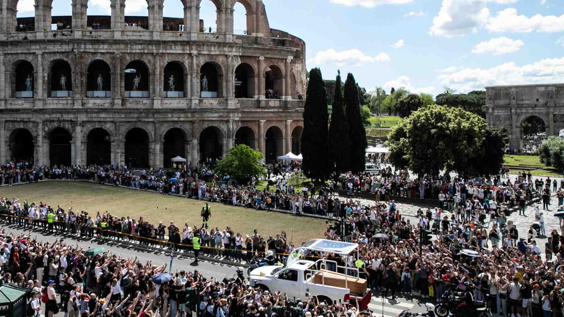 La Roma dei funerali di Papa Francesco, a metà tra un pasticcio e un prodigio goliardico. Senza romani