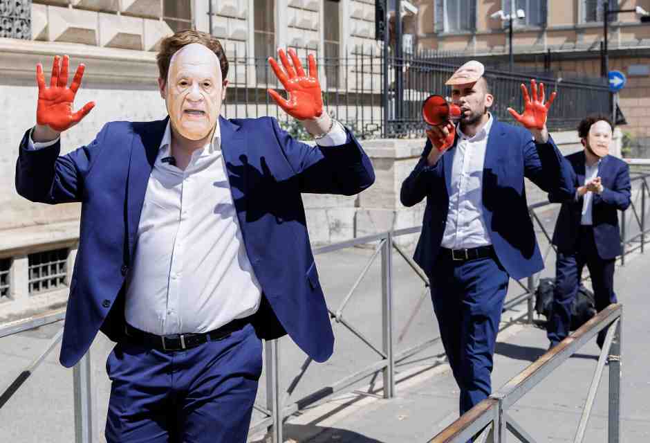 Criminalizzare la resistenza passiva in carcere è una vergogna