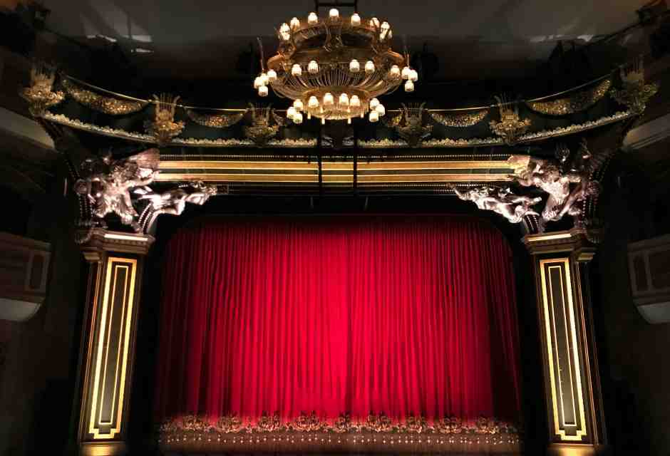 “Il nome della rosa” alla Scala è un trionfo con meno thriller e tanto Eco