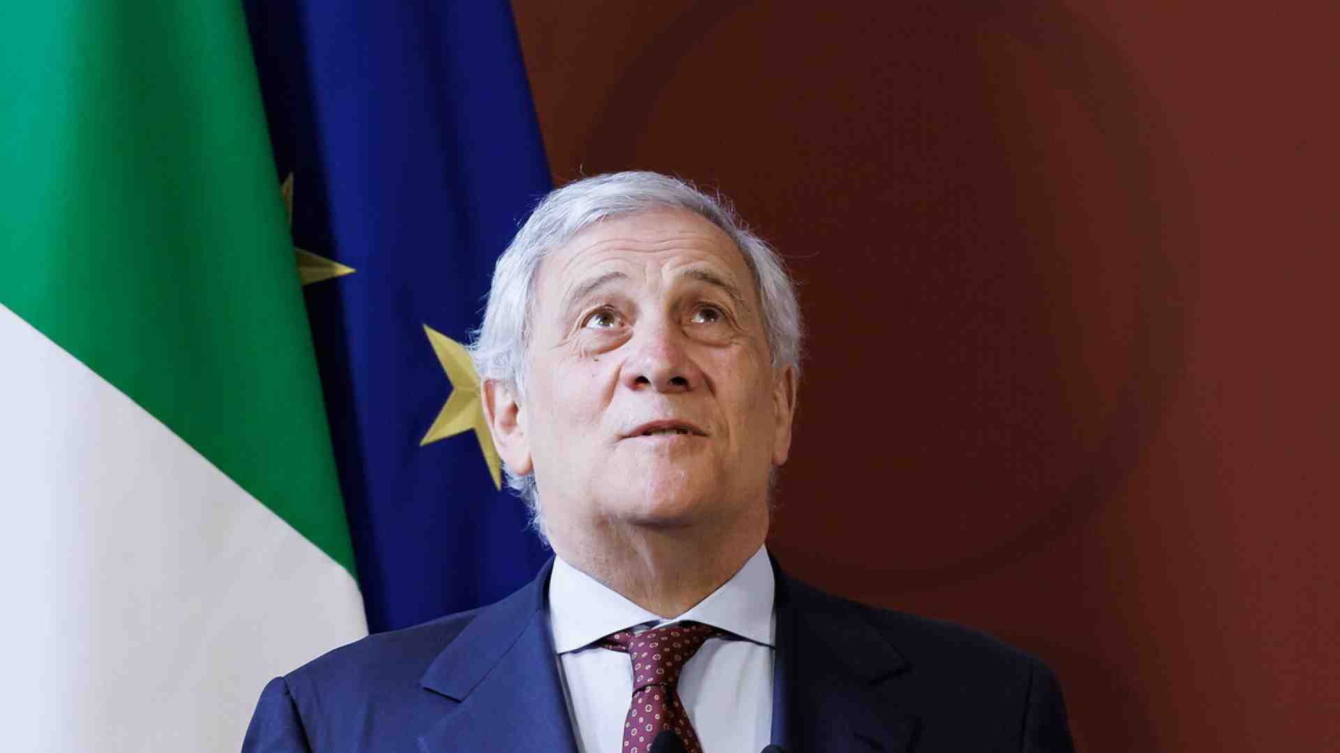 Il fardello di Tajani. “Come Atlante” (per Mulè). “Uno e trino” (per Ronzulli). Tre ruoli (e c’è pure il Ppe)