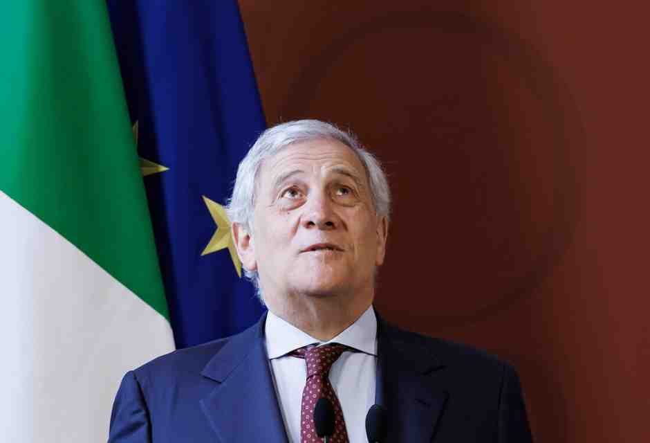 Il fardello di Tajani. “Come Atlante” (per Mulè). “Uno e trino” (per Ronzulli). Tre ruoli (e c’è pure il Ppe)