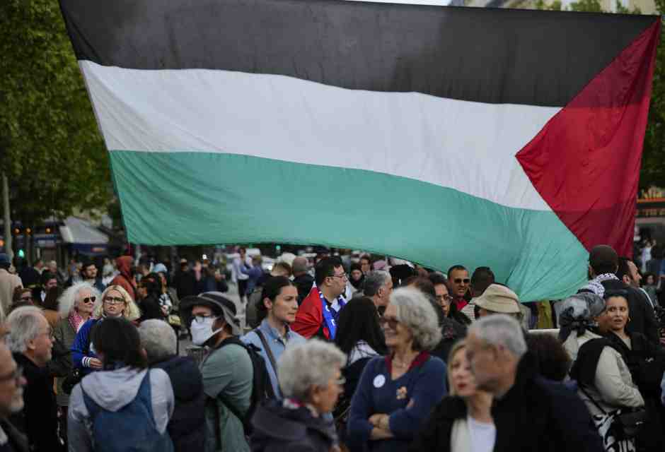 “Vattene sionista”. Il socialista francese cacciato da una piazza a Parigi