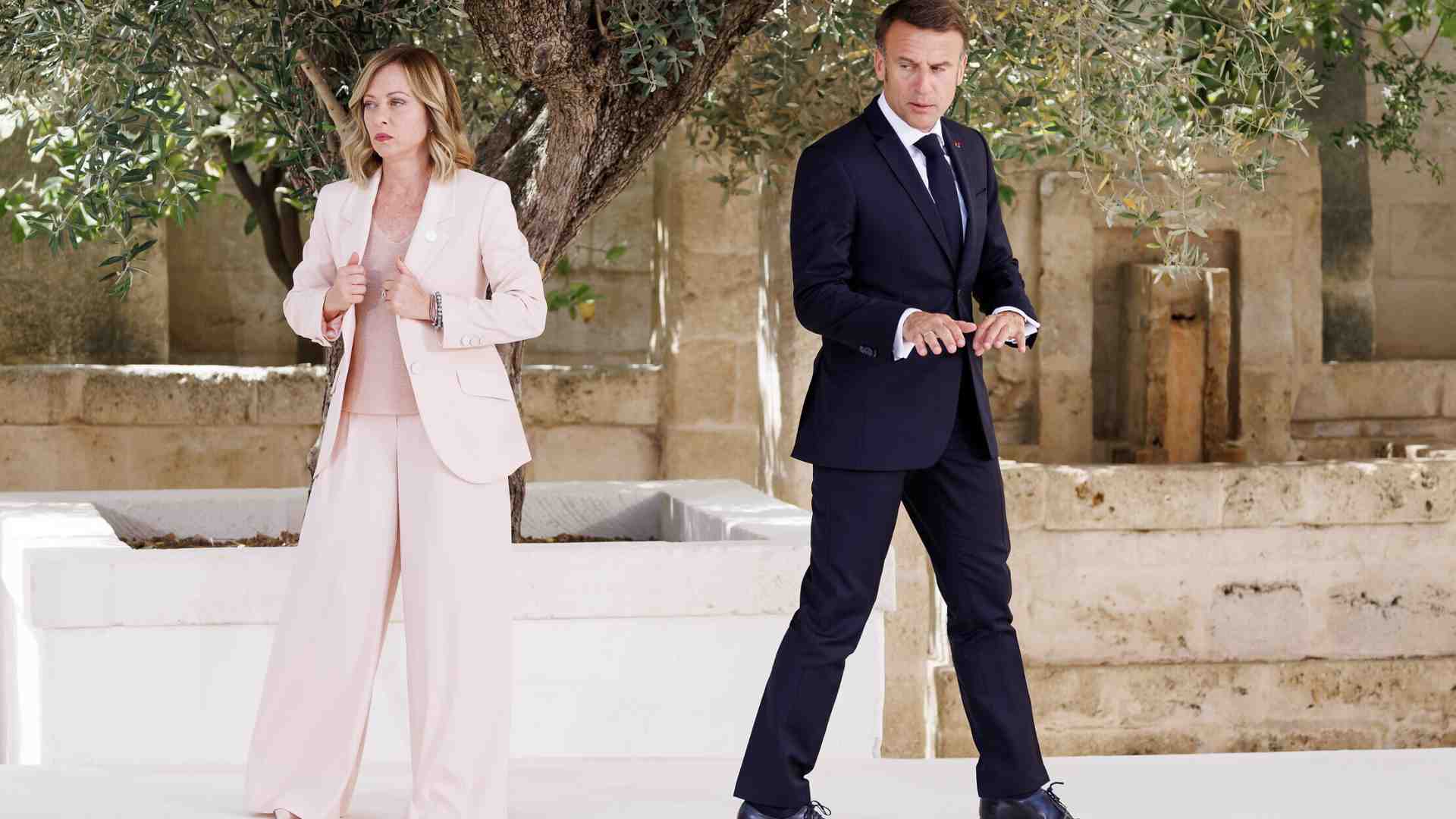 Il Conclave "complottone" anti Meloni. Macron, Sant'Egidio, Pd e pure Bettini: "Zuppi è nel mio cuore"