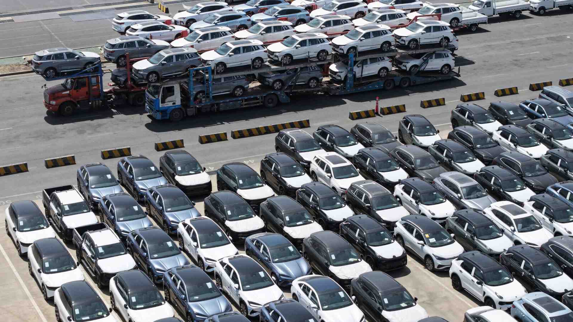 Trump allenta i dazi sulle auto e dice: "Faremo un accordo con la Cina"