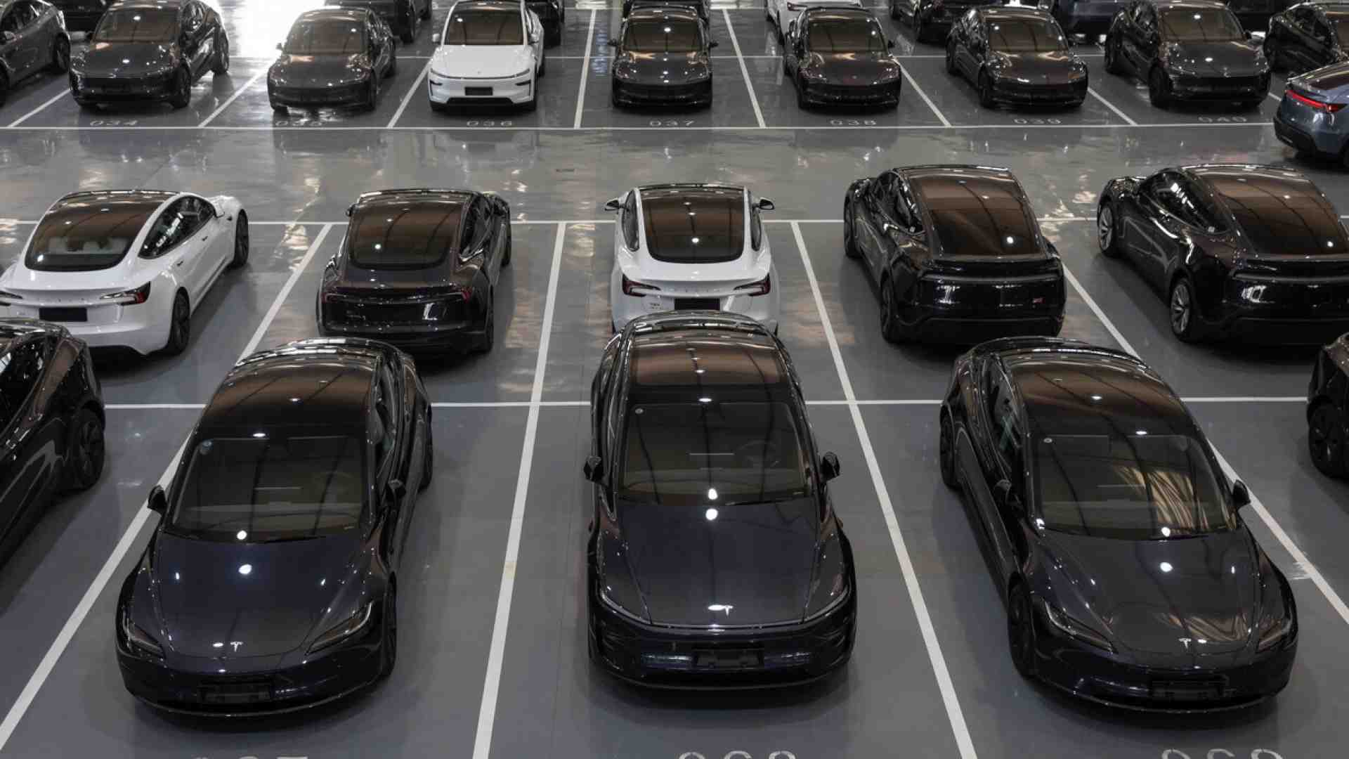 Le auto elettriche vanno meglio (eccetto Tesla), ma non basta né per la transizione né per l’industria