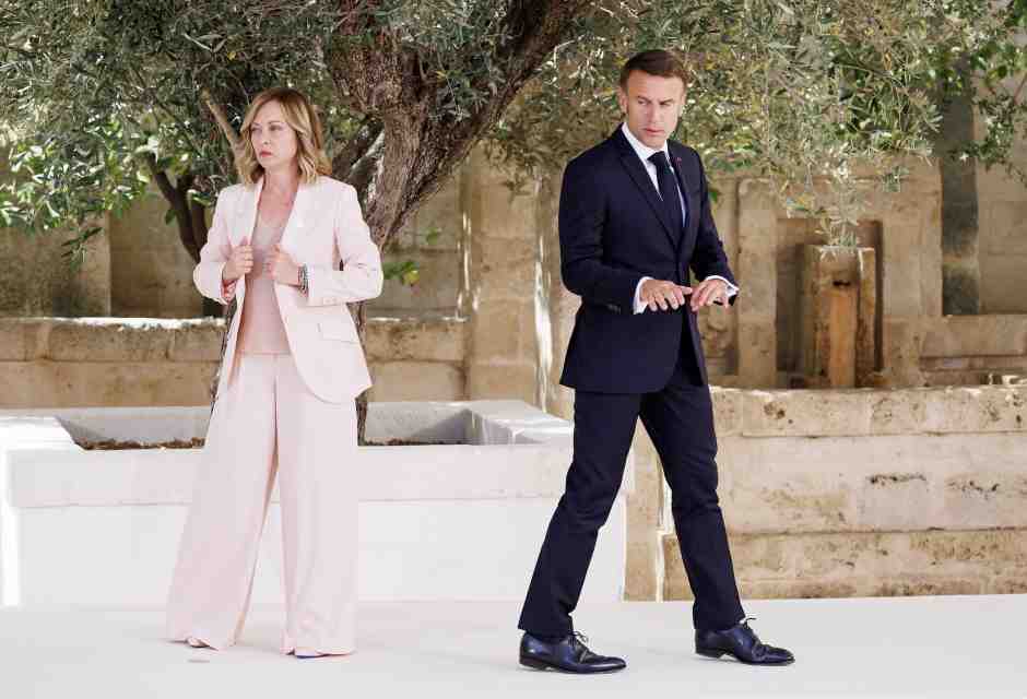 Il Conclave "complottone" anti Meloni. Macron, Sant'Egidio, Pd e pure Bettini: "Zuppi è nel mio cuore"