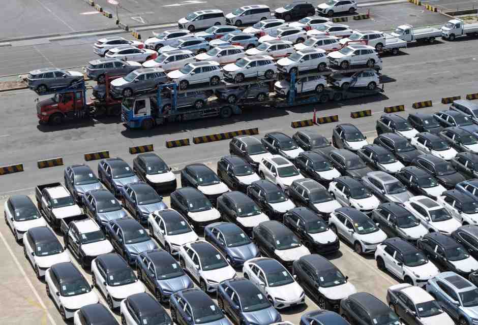 Trump allenta i dazi sulle auto e dice: "Faremo un accordo con la Cina"