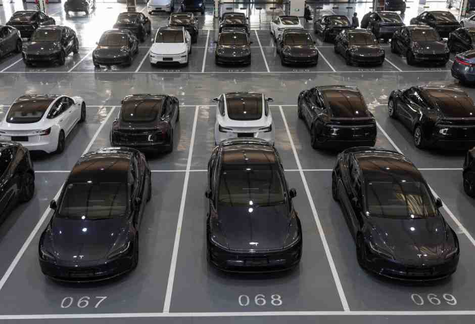 Le auto elettriche vanno meglio (eccetto Tesla), ma non basta né per la transizione né per l’industria