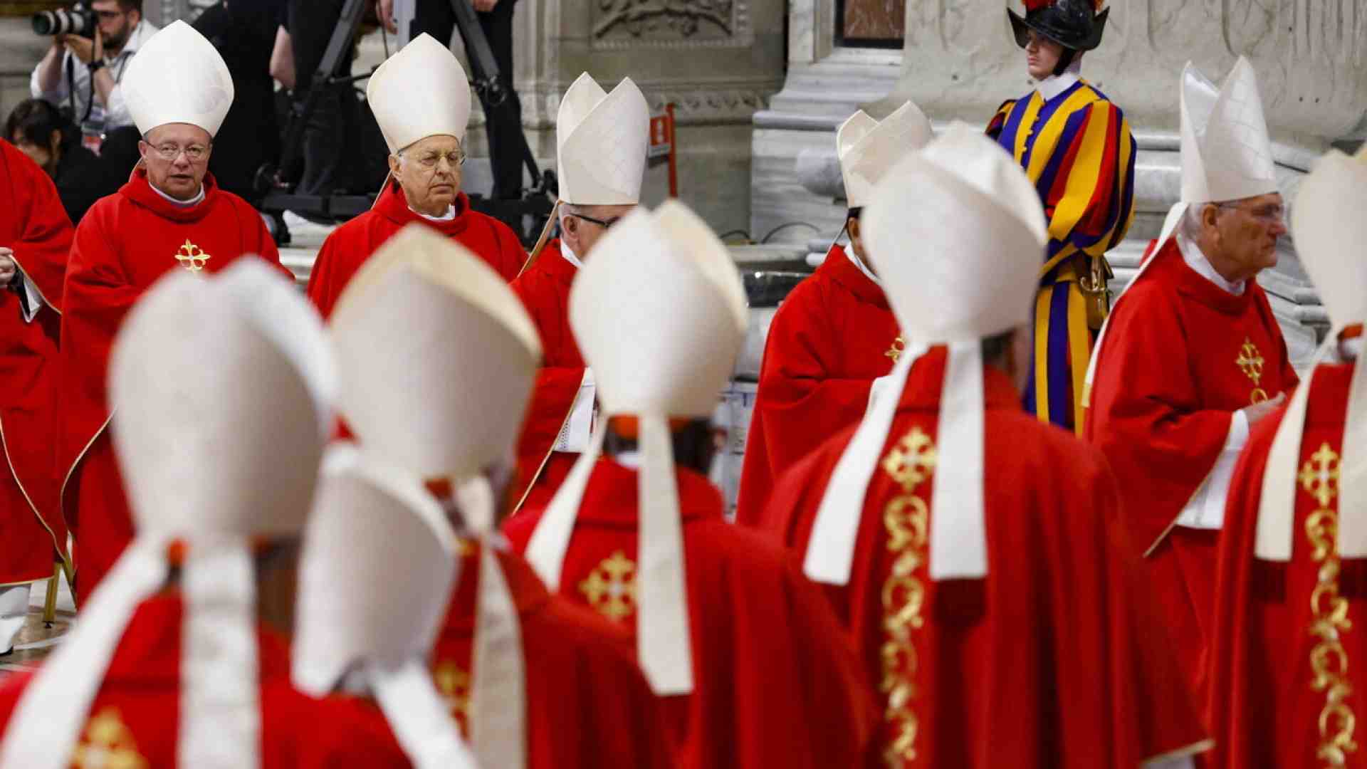 La mozzetta potrebbe tornare, ma bianca e senza ermellino