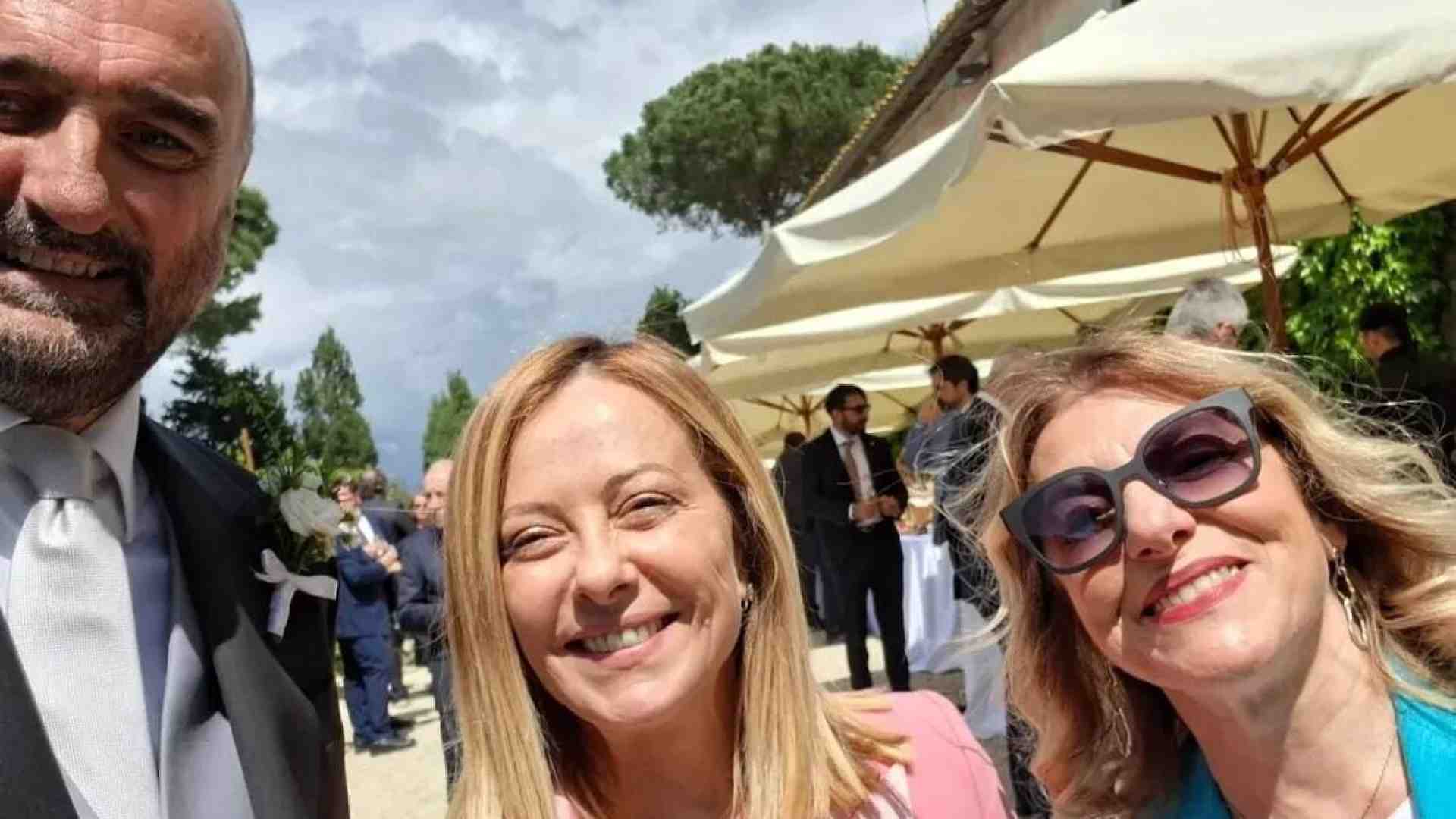 Le feste di Meloni: tra un matrimonio di partito il 25 aprile e l'annuncio di 1,2 miliardi per il 1° maggio