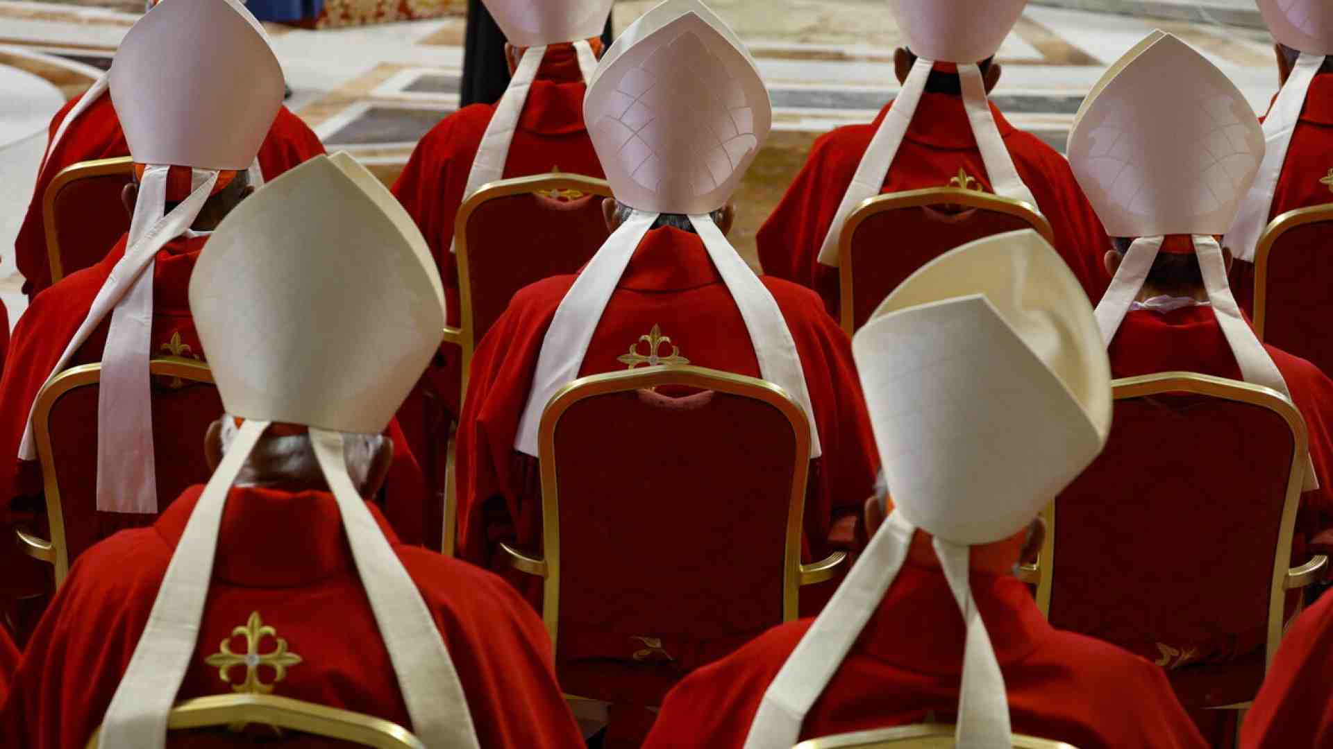 Parigi divisa. La campagna di Bolloré per il cardinale Sarah (e quella contraria di Macron)