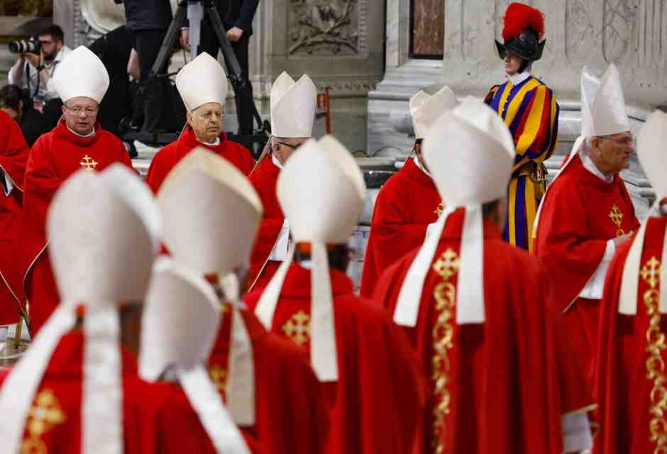 La mozzetta potrebbe tornare, ma bianca e senza ermellino