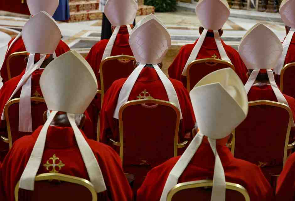 Parigi divisa. La campagna di Bolloré per il cardinale Sarah (e quella contraria di Macron)