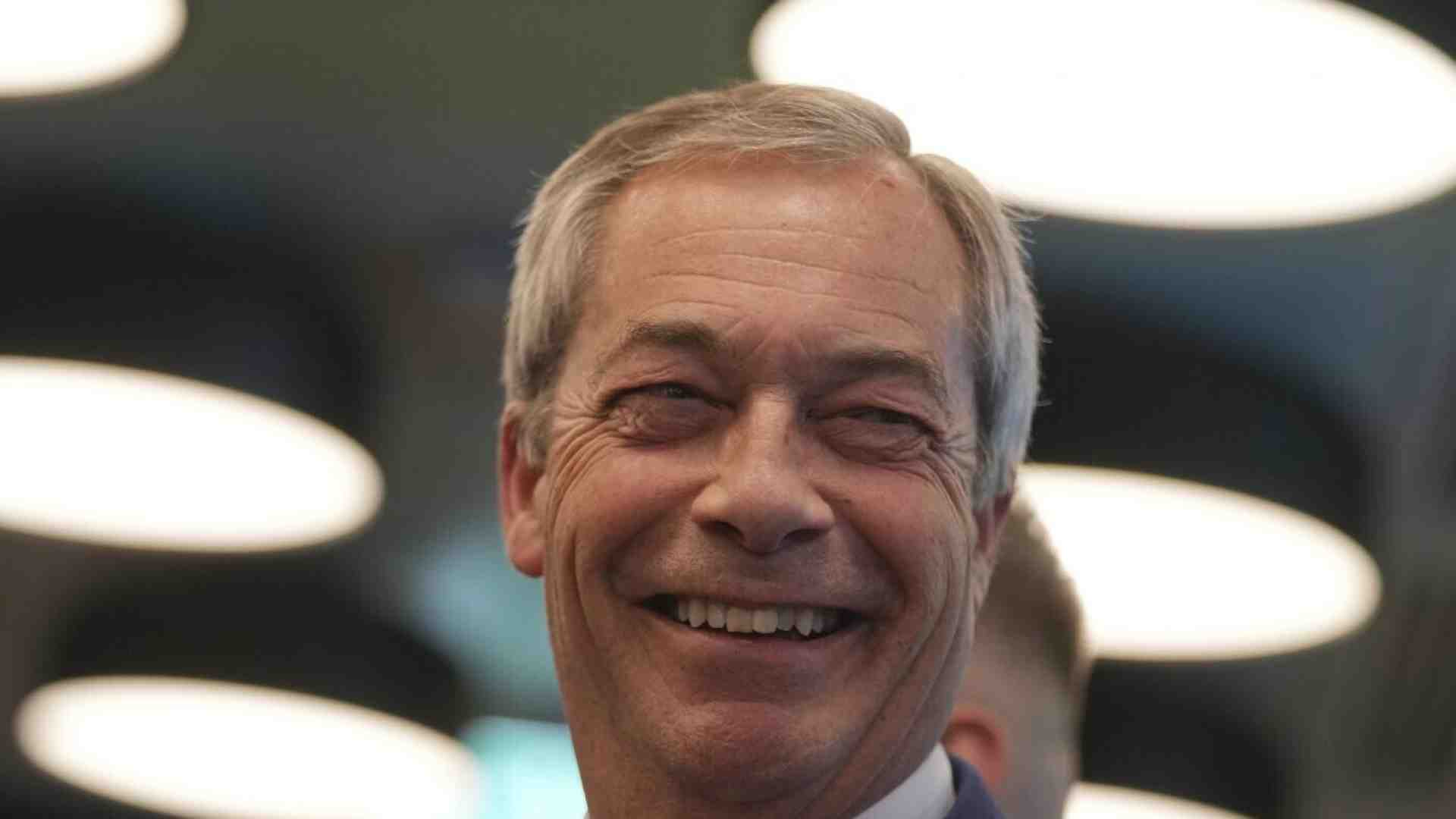 Nigel Farage ride dopo le amministrative inglesi