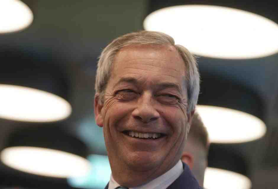Nigel Farage ride dopo le amministrative inglesi