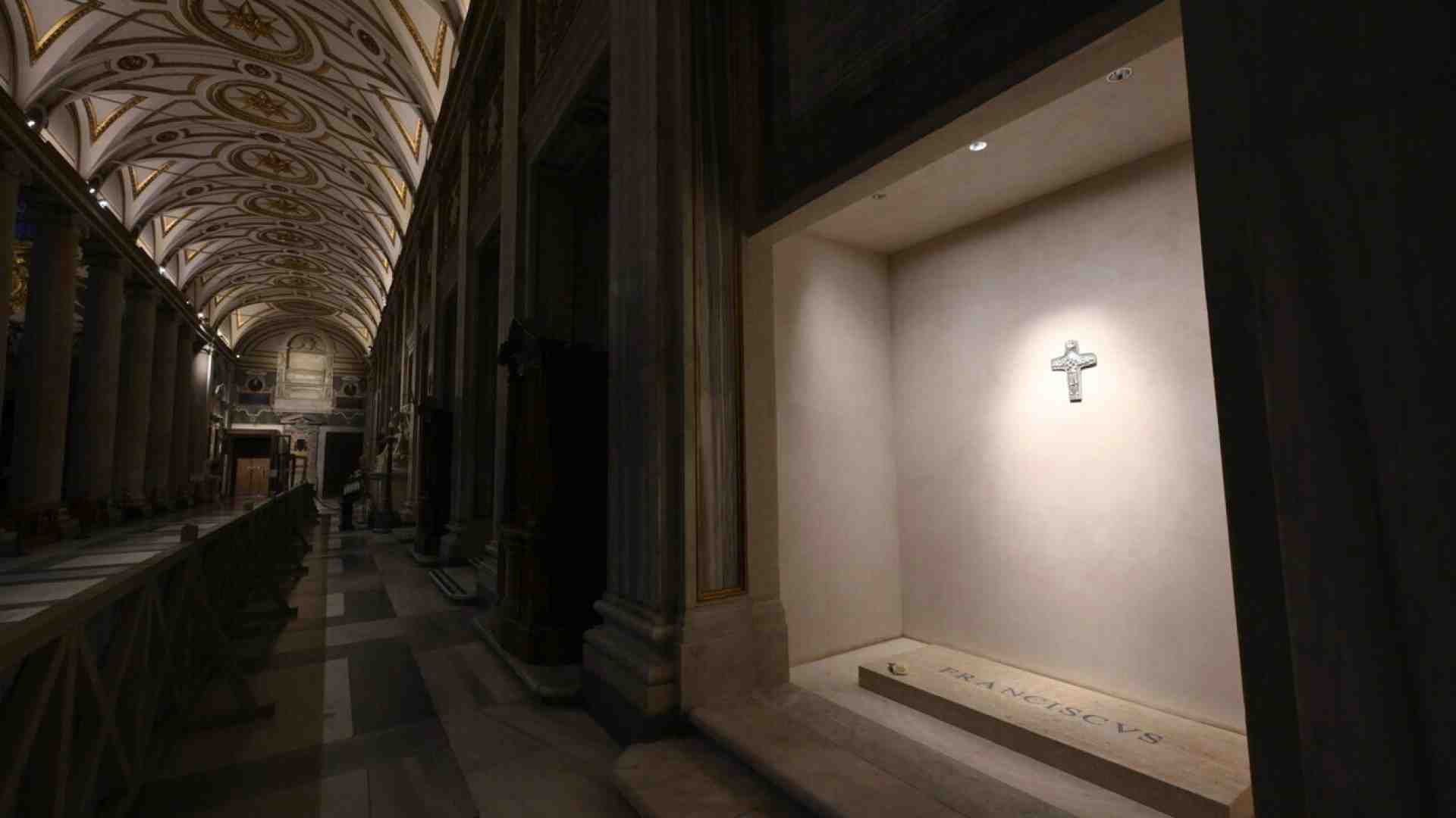 La lastra di marmo di Francesco e la tomba di Pietro. Più che simboli