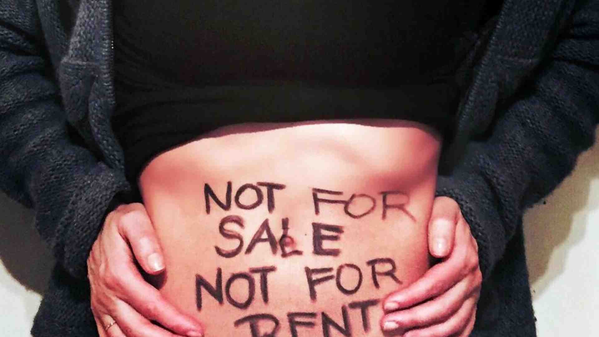 La Spagna vieta la registrazione dei nati all'estero da utero in affitto