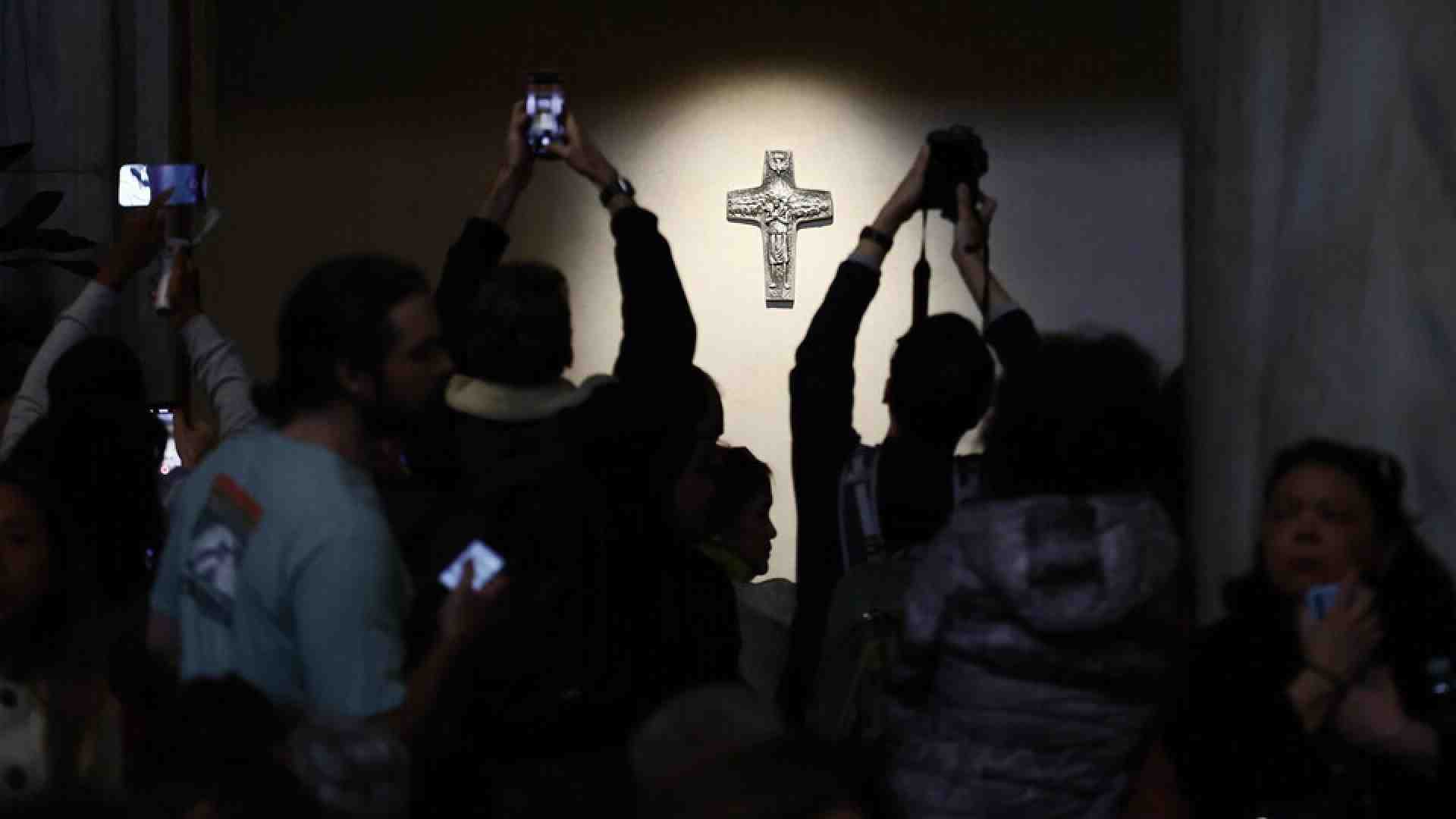 L'Esquilino papalino tra gadget pontifici, croci in finto oro, ombrelli parasole