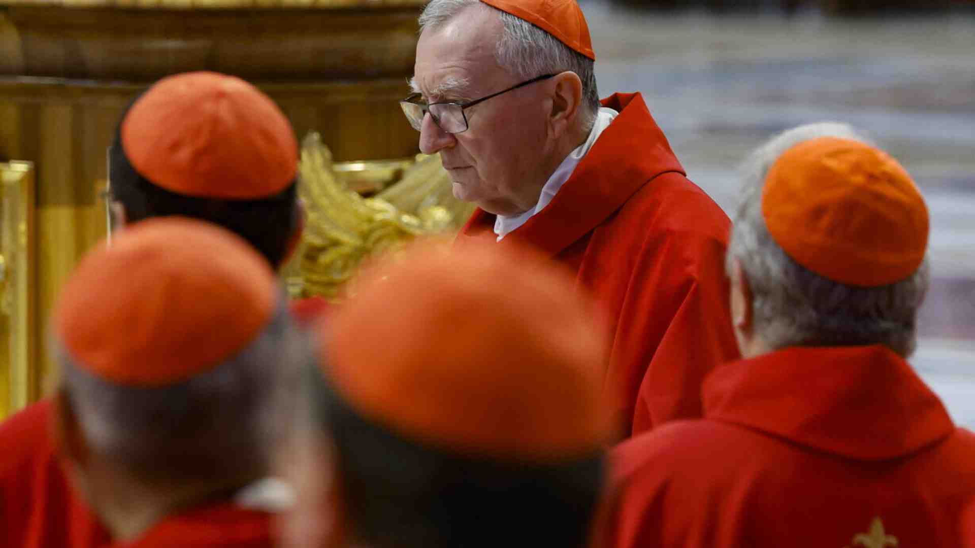 Malori smentiti, tavolate elettorali e cardinali che si isolano