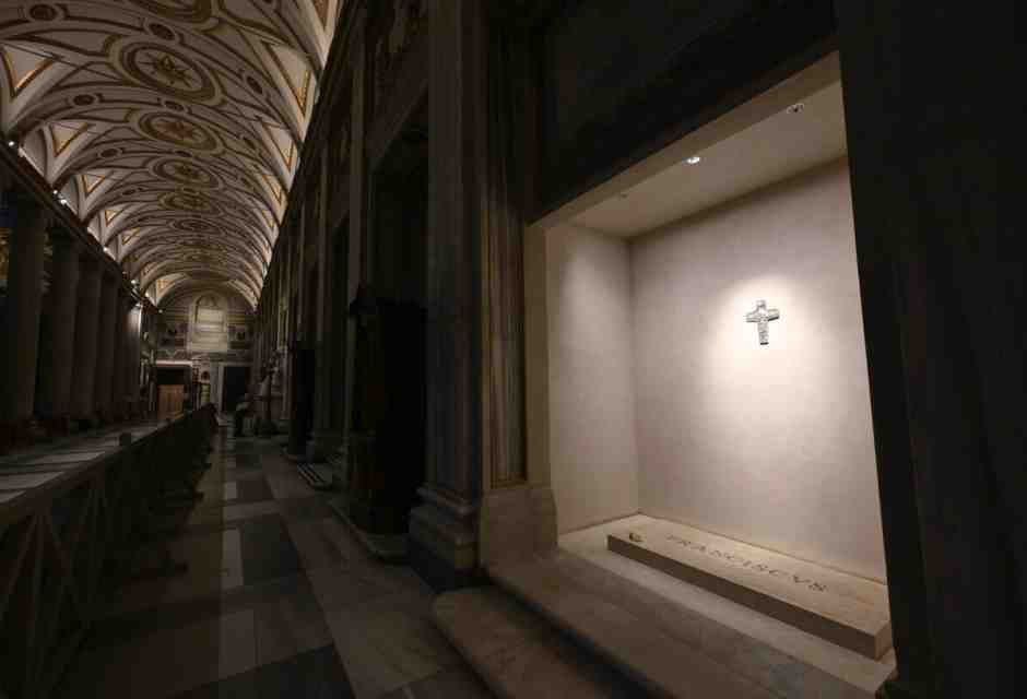 La lastra di marmo di Francesco e la tomba di Pietro. Più che simboli