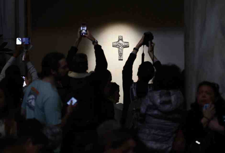 L'Esquilino papalino tra gadget pontifici, croci in finto oro, ombrelli parasole