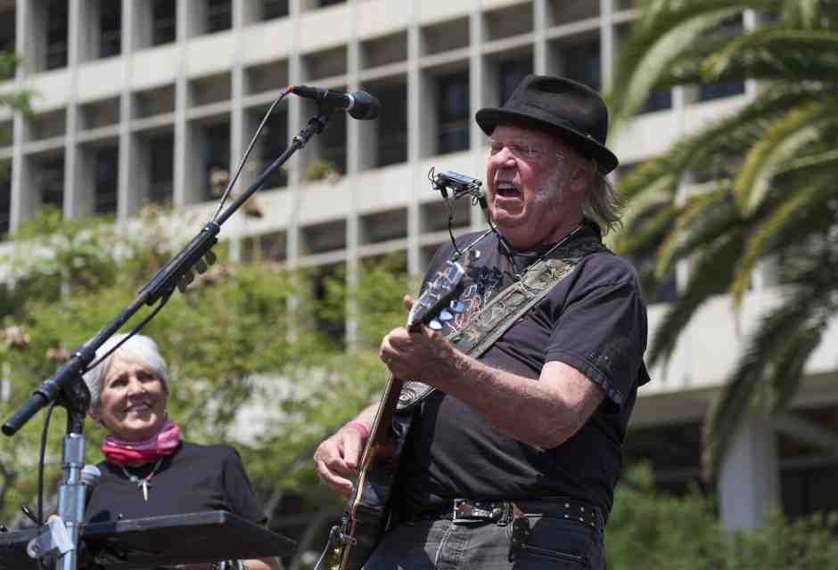 Il magnifico testacoda del sognatore di auto Neil Young contro il fascio Musk