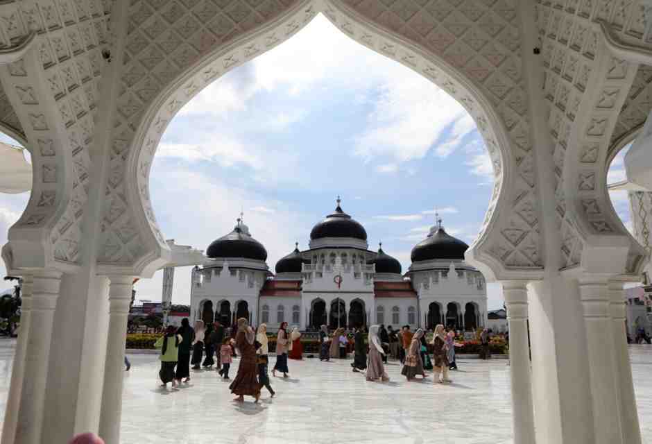 Extra omnes e inshallah. L’asilo che prega in moschea fa ridere