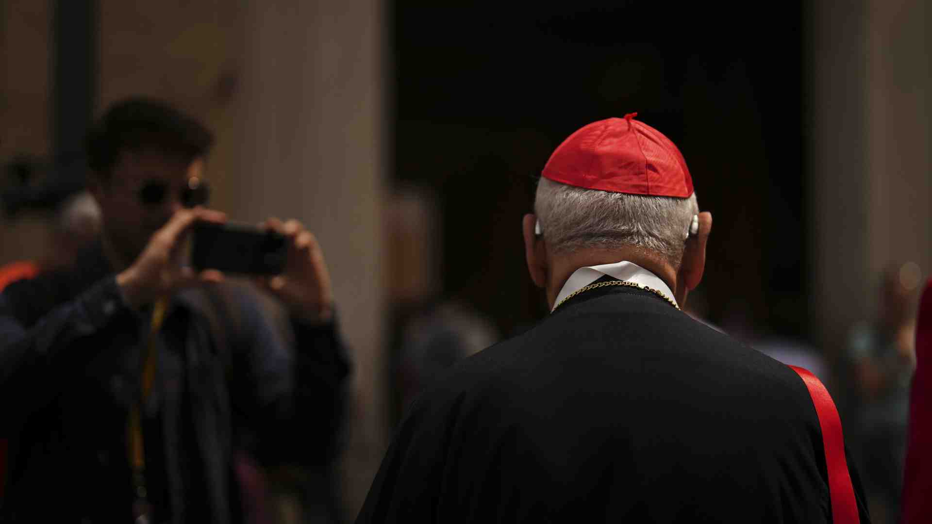 Dopo i tagli di Francesco, il cardinale Farrell gestisce da solo la Sede vacante