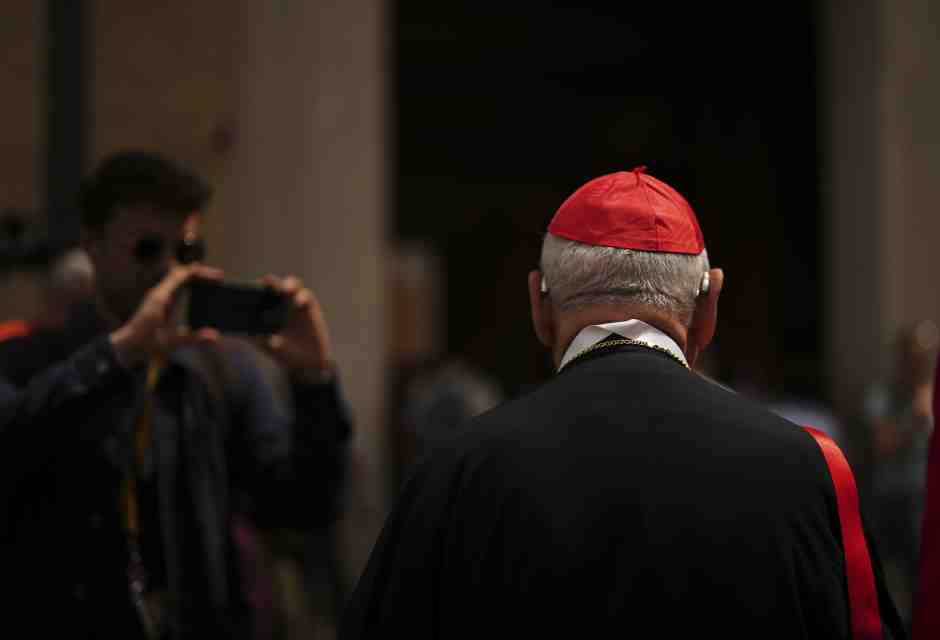 Dopo i tagli di Francesco, il cardinale Farrell gestisce da solo la Sede vacante