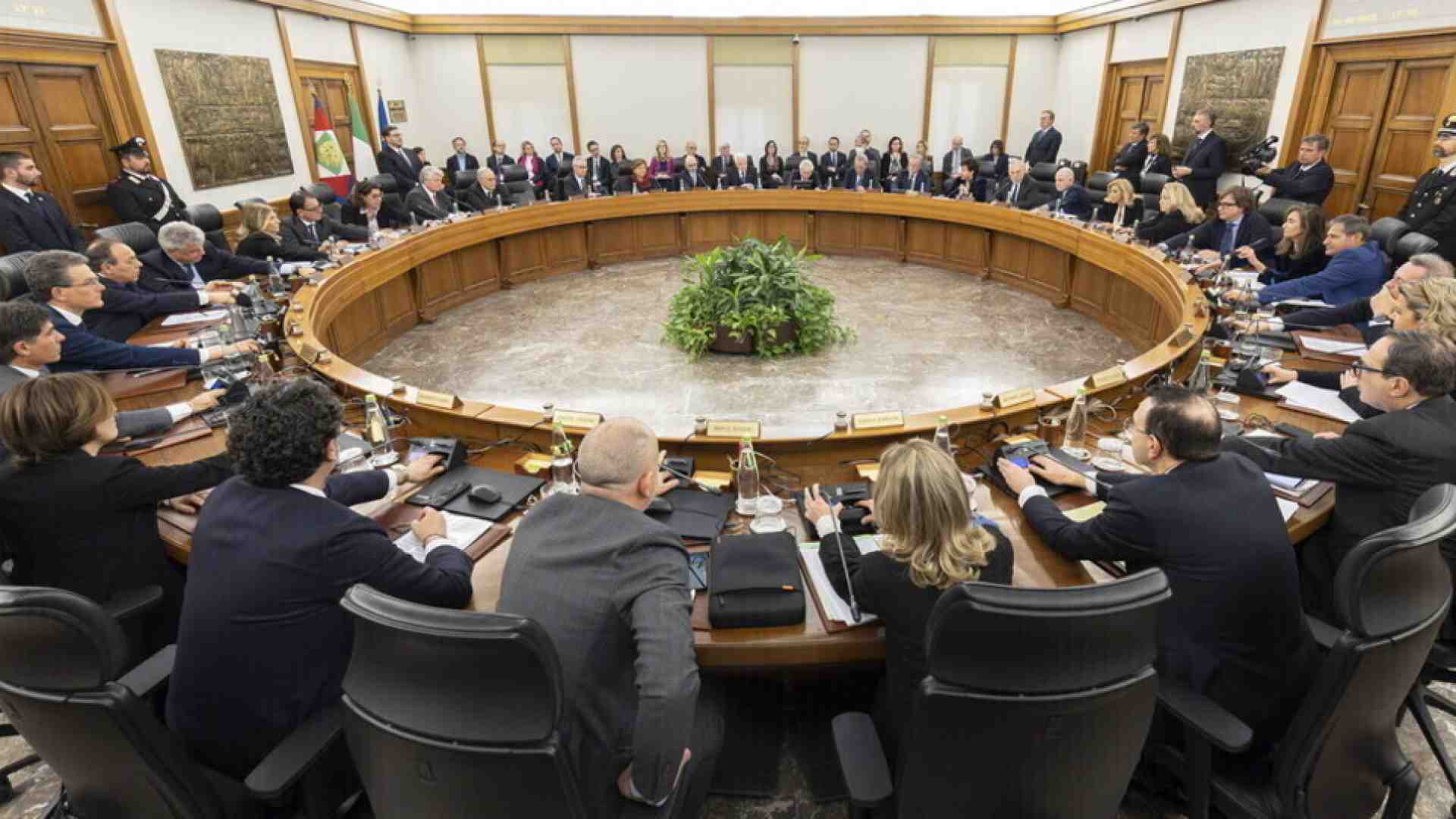 Scontro senza precedenti tra il Csm e i procuratori antimafia. Salta l'incontro di martedì