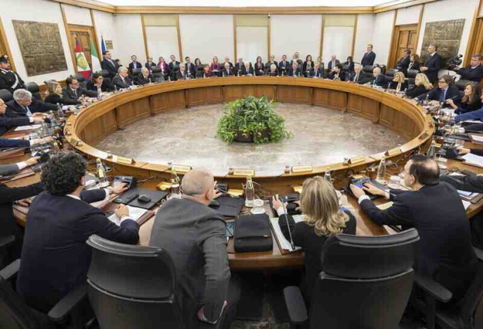 Scontro senza precedenti tra il Csm e i procuratori antimafia. Salta l'incontro di martedì