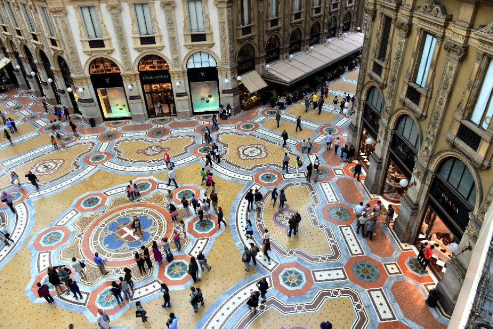 Turisti in Galleria Vittorio Emanuele di Milano - Fotogramma