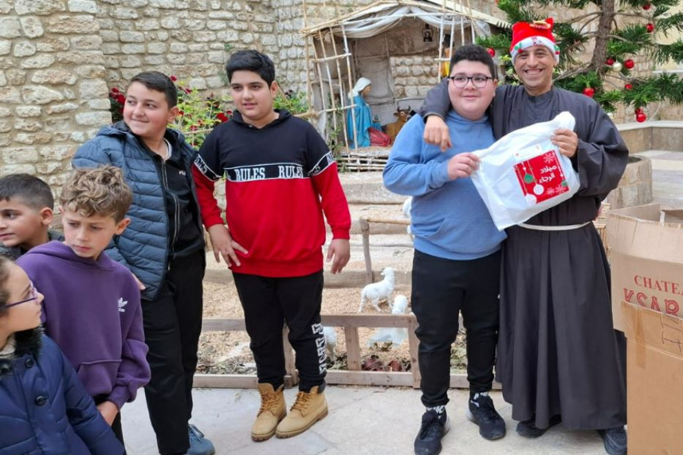 Padre Toufic Bou Mehri, parroco dei libanesi di rito latino del Libano meridionale, con i ragazzi nella parrocchia di Tiro - Avvenire