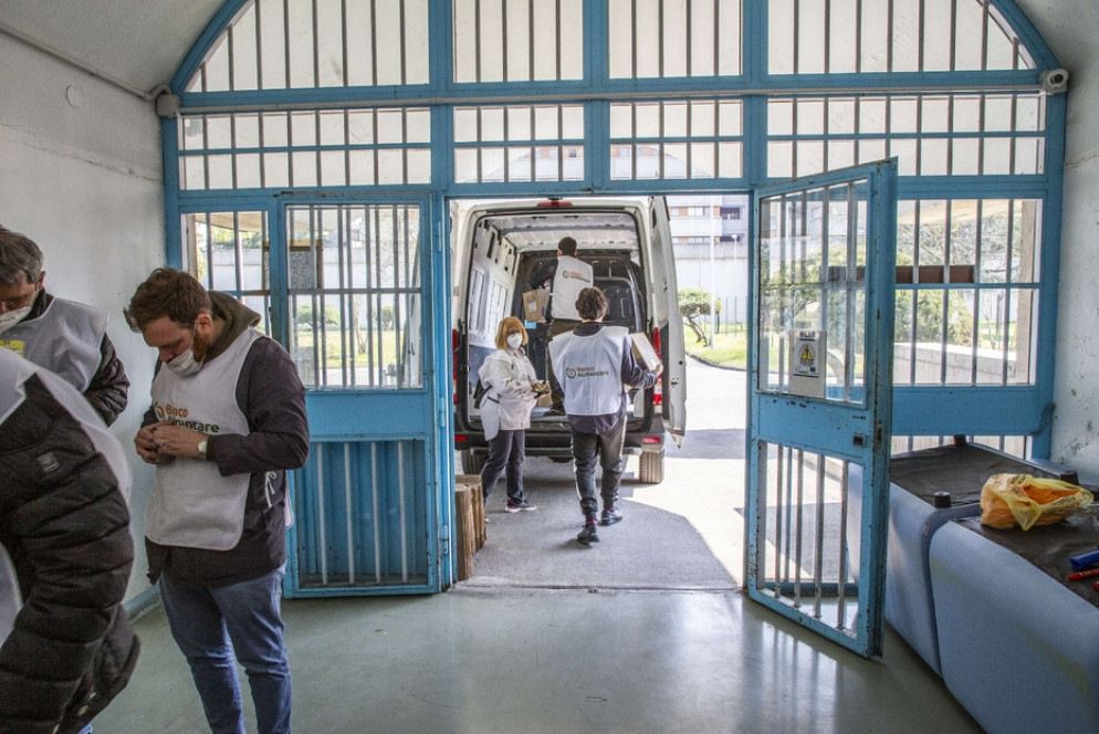 Si riempie il camioncino - foto Perego