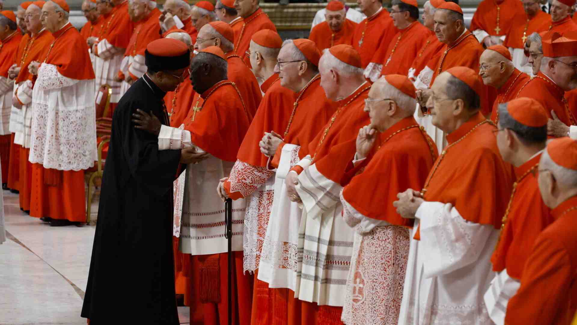 Chi sono i sette cardinali vestiti con abiti diversi al Conclave